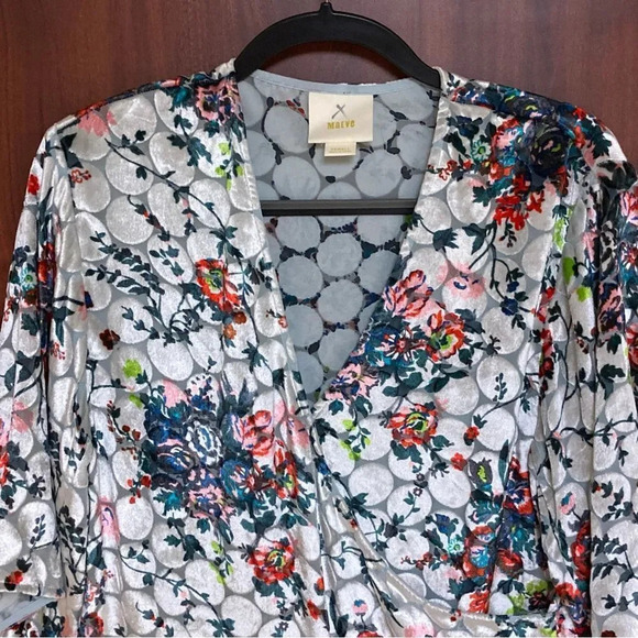 ANTHROPOLOGIE Maeve Umi Velvet Wrap Top Size Extra Small Floral - Picture 4 of 7